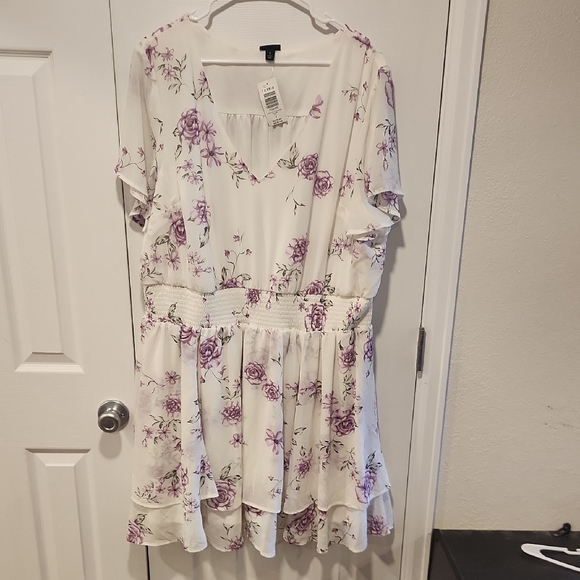 torrid Dresses & Skirts - NWT Torrid Ivory Floral Short Sleeve V-neck Skater Dress
